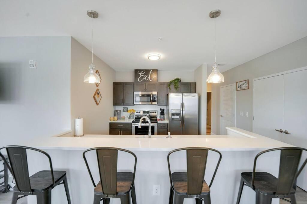 Beautiful 2Br Apt/Ewr Airport/King /Free Parking Newark Eksteriør bilde