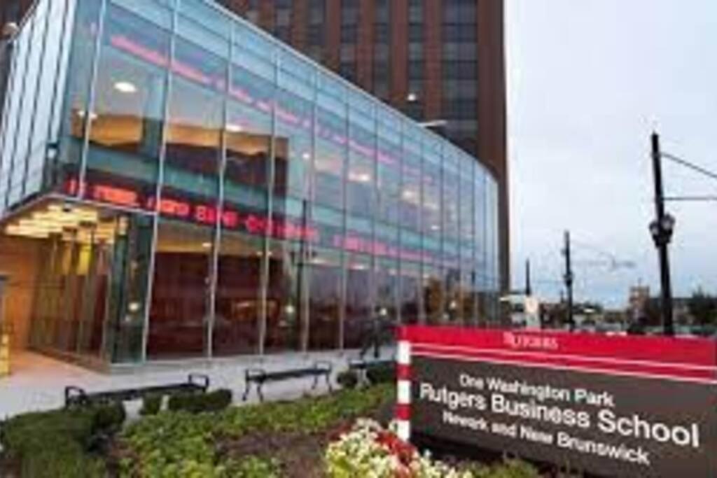 Beautiful 2Br Apt/Ewr Airport/King /Free Parking Newark Eksteriør bilde