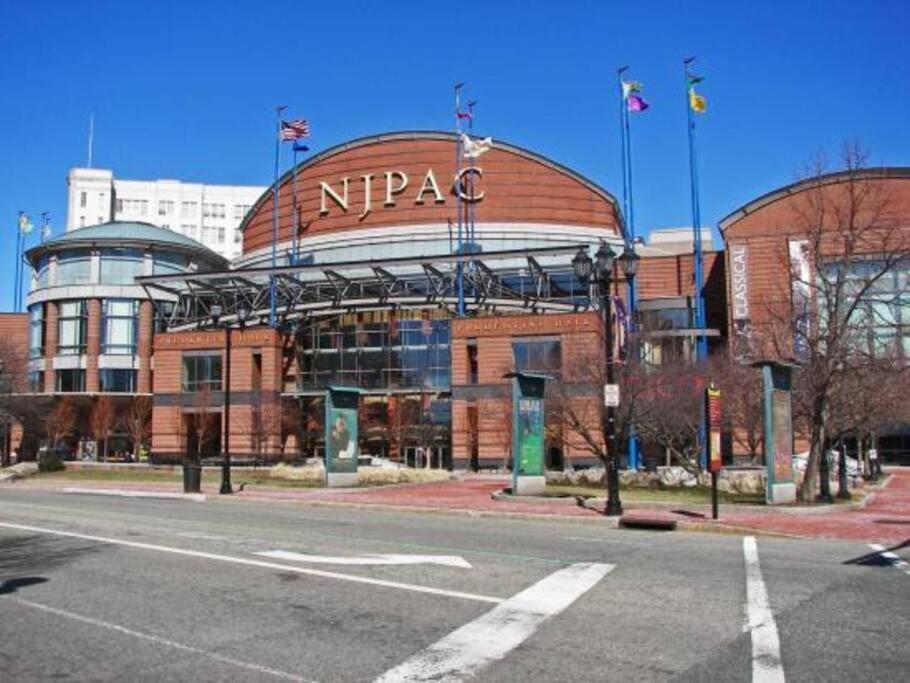Beautiful 2Br Apt/Ewr Airport/King /Free Parking Newark Eksteriør bilde